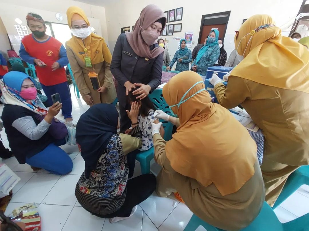 POS SWEEPING GEBER BIAN BERSAMA RINI INDRIYANI ERI CAHYADI