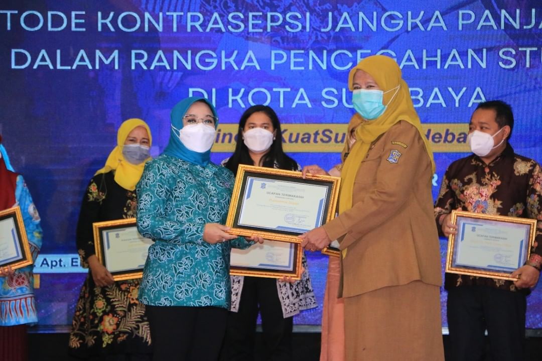 Tiga Puskesmas di Kota Surabaya mendapatkan penghargaan dari Pemkot Surabaya dan TP PKK Kota Surabaya