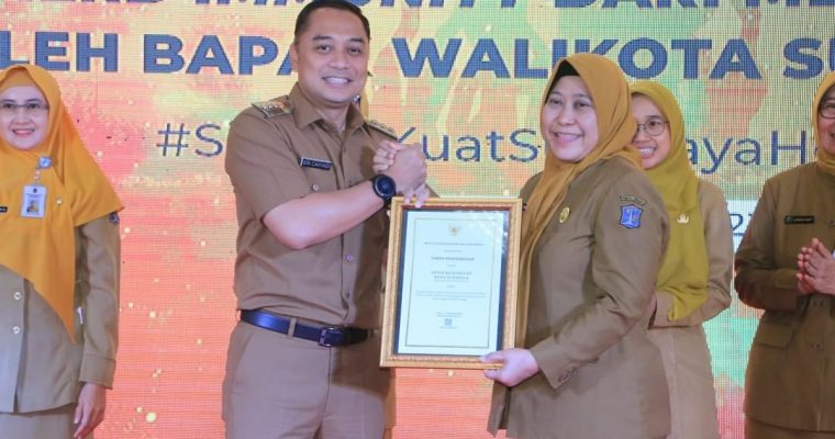 Piagam penghargaan dari Kemenkes RI ini diserahkan oleh Walikota Surabaya kepada Kepala Dinas Kesehatan dan 63 Kepala Puskesmas se-Surabaya