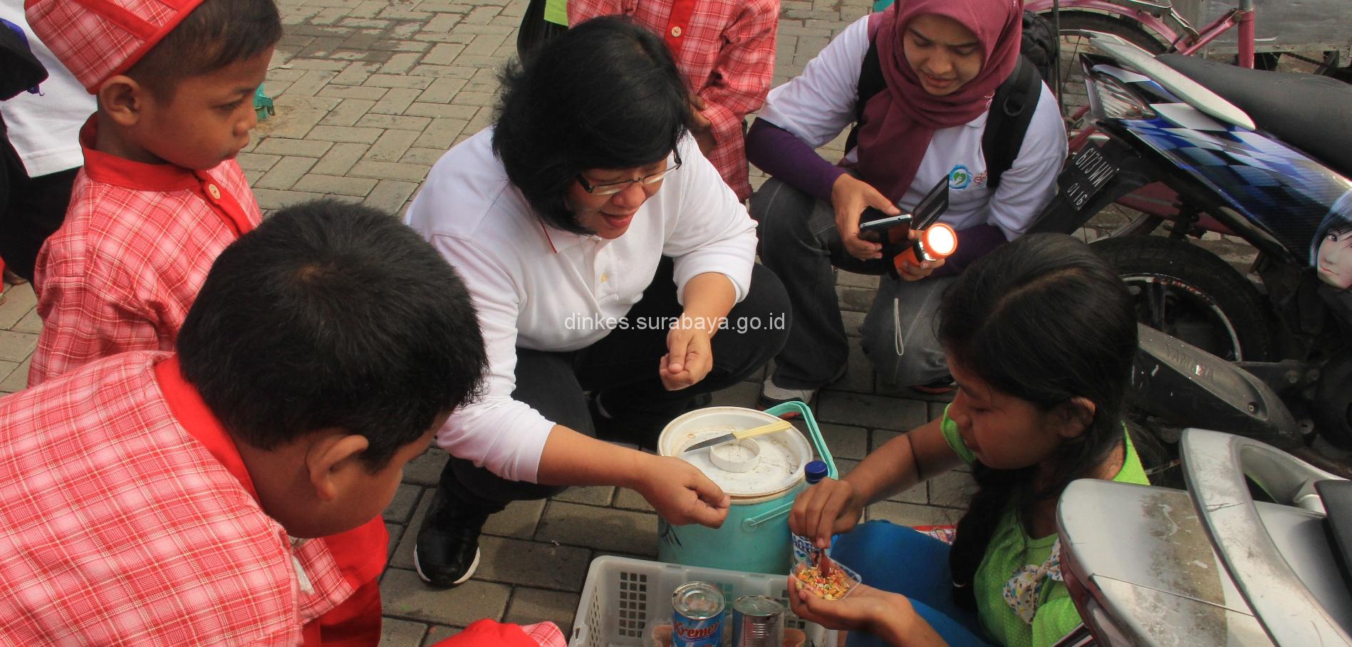 Beli Sampel Jajanan Untuk Diperiksa di Dinkes Surabaya