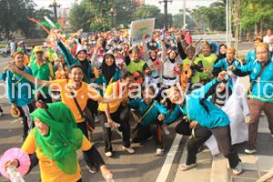 CERIA: Peserta jalan sehat mengabadikan diri bersama saat pembukaan SHS 2015.