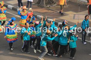 SELFIE: Peserta jalan sehat berebut selfie dengan tim nya yang tak menyia-nyiakan momen yang tidak setiap hari terjadi saat pembukaan SHS 2015.