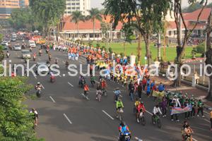 RAMAI: Dengan latar belakang Gedung Grahadi, Peserta jalan sehat menyanyikan yel-yel saat melalui Jl. Gubernur Soeryo. Sebanyak 4,500 peserta hadir untuk menyemarakkan pembukaan SHS 2015.