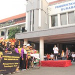 KOBARKAN SEMANGAT: Wali Kota Surabaya Tri Rismaharini saat memberikan sambutan sebelum dimulainya jalan sehat dan senam bersama dalam pembukaan Surabaya Health Season Tahun 2015.