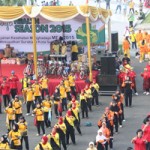 SEMANGAT: Ratusan peserta tengah mengikuti senam sehat yang digelar di halaman Taman Surya Surabaya dalam pembukaan SHS tahun 2015.