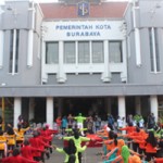 SEMANGAT: Ratusan peserta tengah mengikuti senam sehat yang digelar di halaman Taman Surya Surabaya dalam pembukaan SHS tahun 2015.