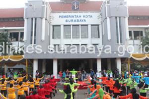 SEMANGAT: Ratusan peserta tengah mengikuti senam sehat yang digelar di halaman Taman Surya Surabaya dalam pembukaan SHS tahun 2015.