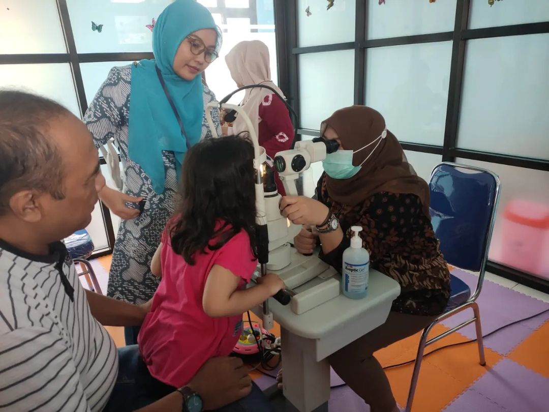 DINAS KESEHATAN KOTA SURABAYA BERSAMA RSMM JAWA TIMUR MENYELENGGARAKAN PEMERIKSAAN MATA GRATIS UNTUK ABK DI RUMAH ANAK PRESTASI