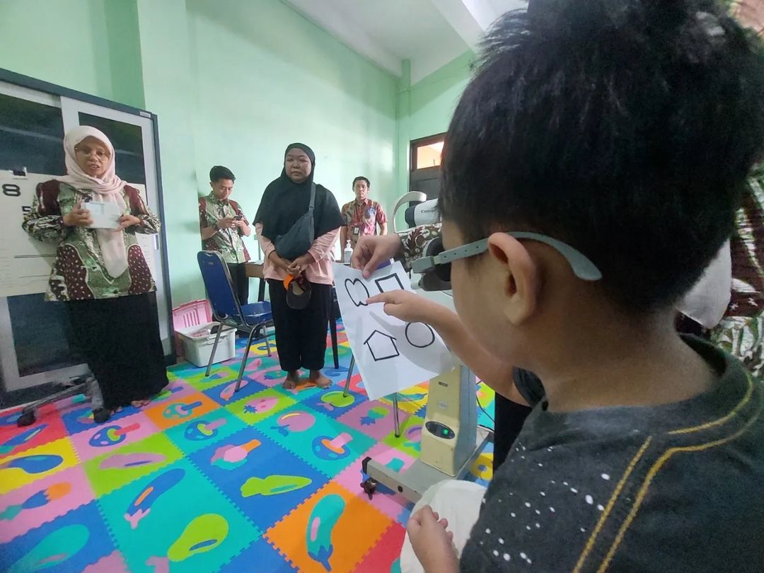 PEMERIKSAAN MATA DAN GIGI GRATIS DI RUMAH ANAK PRESTASI SONOKWIJENAN