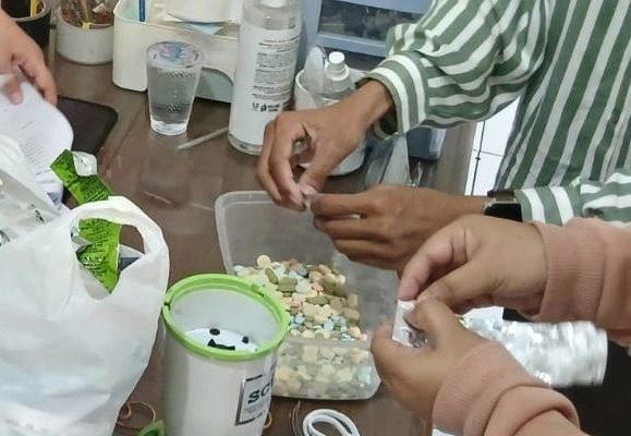 DINAS KESEHATAN KOTA SURABAYA MEMUSNAHKAN OBAT-OBAT KADALUWARSA SEBAGAI KOMITMEN PEMERINTAH DALAM MENJAGA KESEHATAN MASYARAKAT